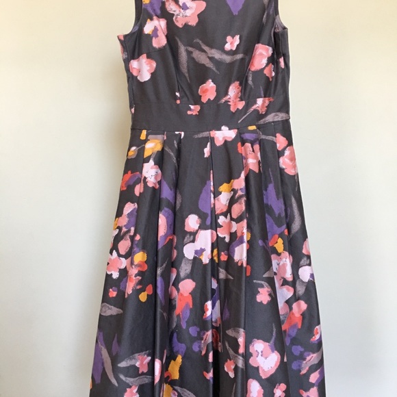 Dresses - Picture 2 of 6